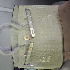 Elegant Cream Crocodile-Embossed Handbag